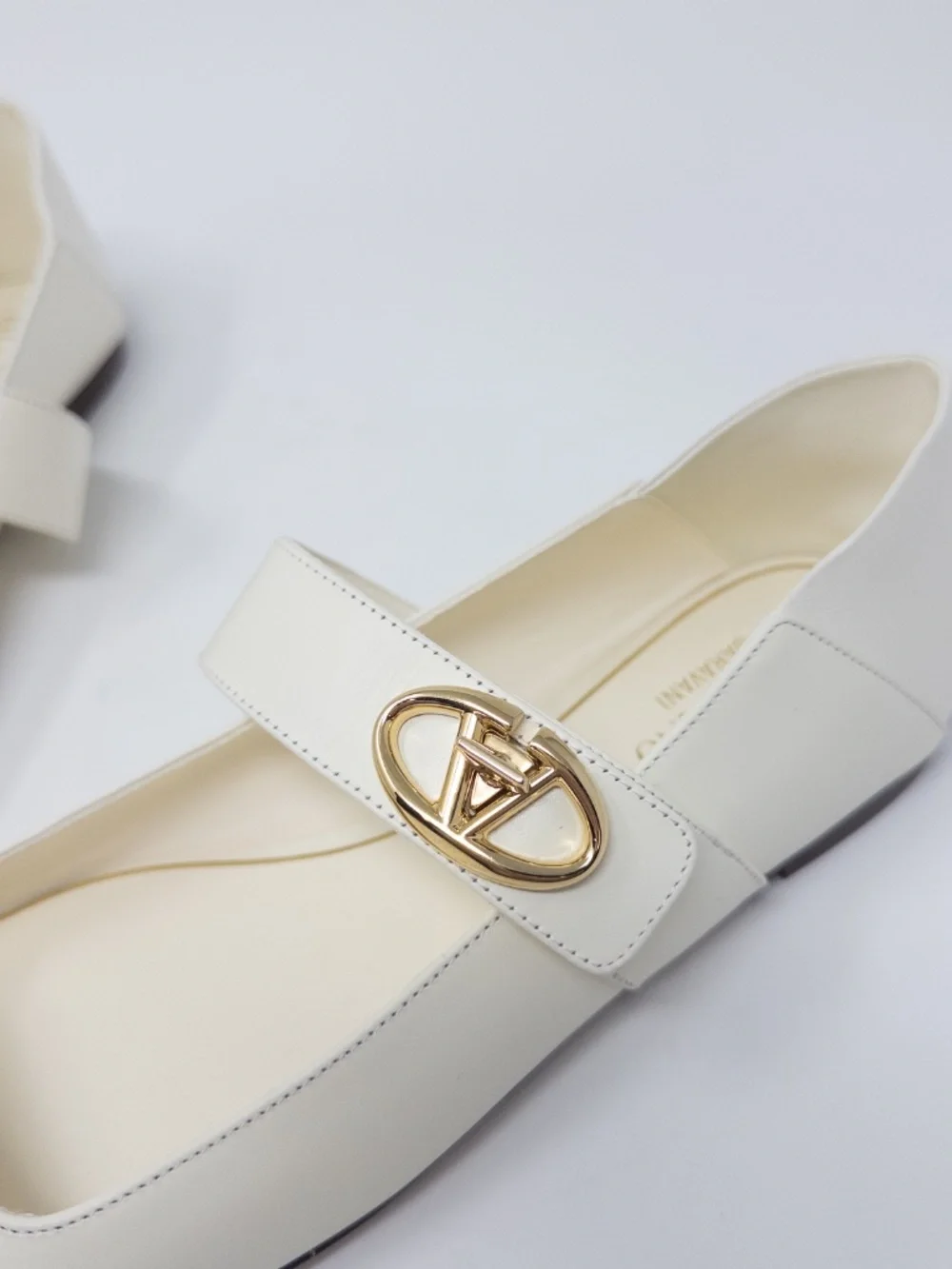 Valentino Garavani Vlogo Locker Mary Jane Flats Ivory Gold EU 37.5